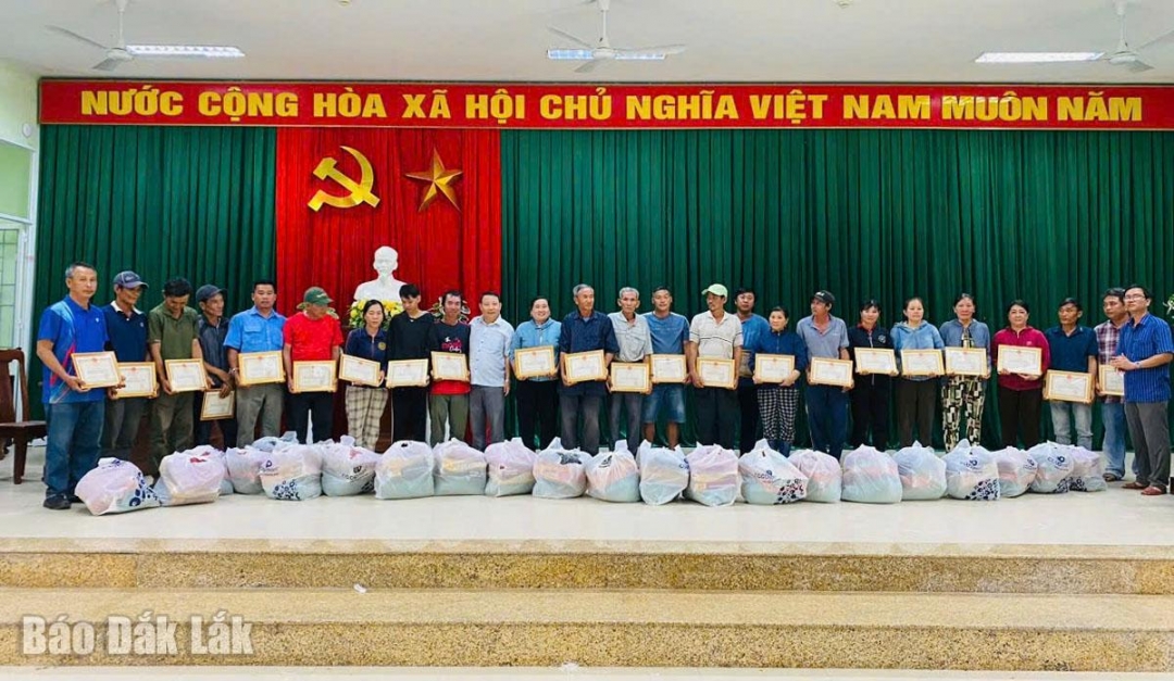 Сотни отважных людей, спасших людей и имущество, были отмечены и награждены Народным комитетом коммуны.  