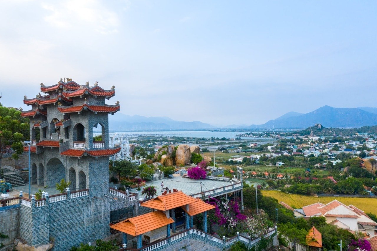 Trùng Sơn Cổ Tự có view thẳng ra biển