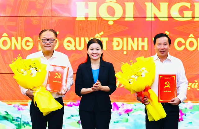 Комитет партии провинции Донгнай объявил о двух важных решениях по кадровой работе - Фото 1. Tỉnh ủy Đồng Nai công bố 2 quyết định quan trọng về công tác cán bộ- Ảnh 1.