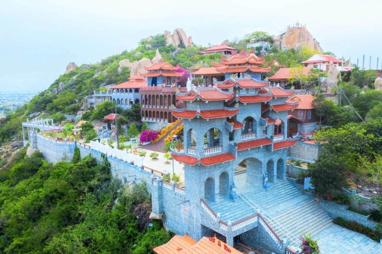 khung cảnh Trùng Sơn Cổ Tự uy nghiêm