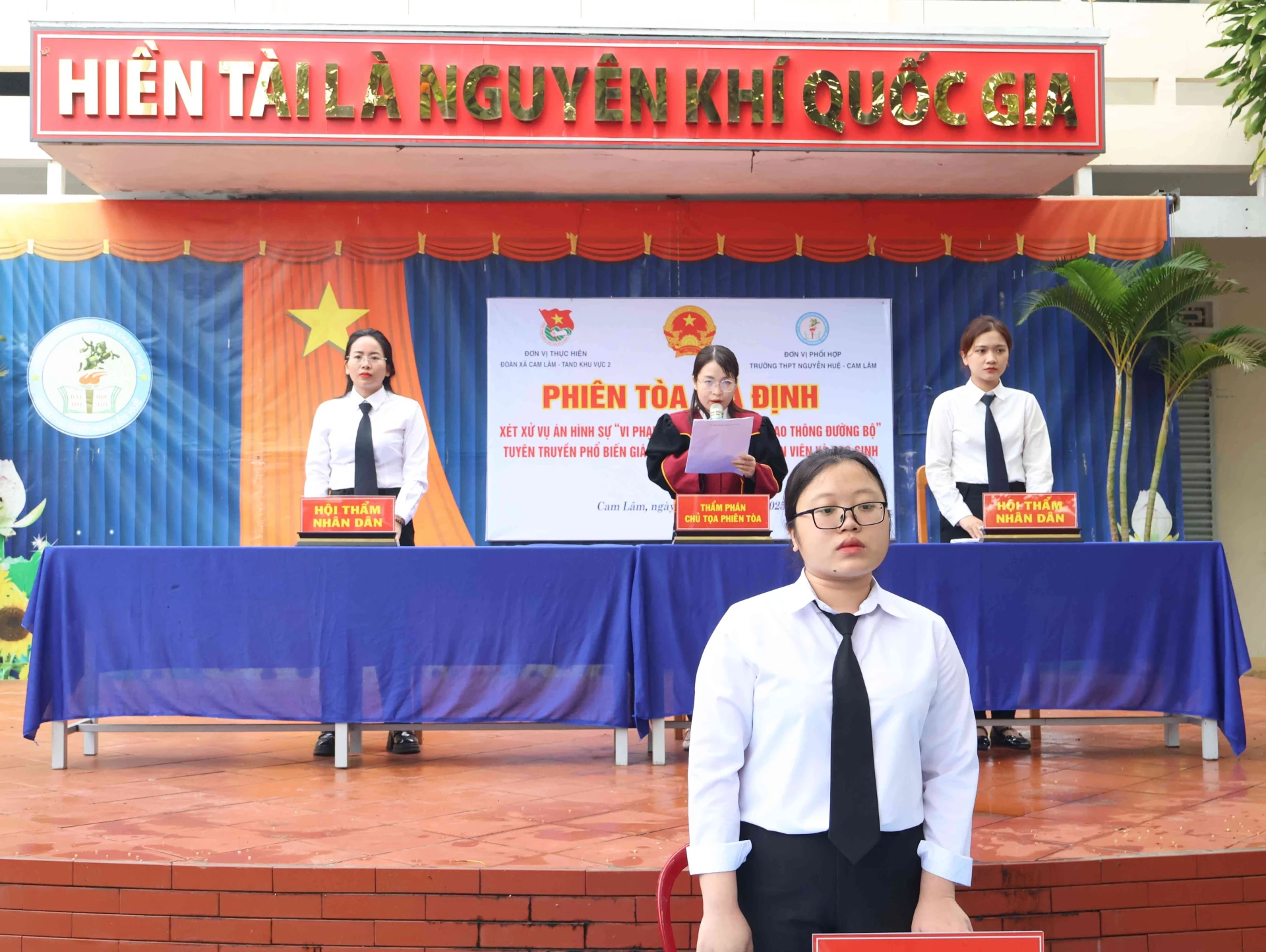 Åstedet for den simulerte rettssaken i saken «Brudd på forskrifter om trafikkdeltakelse» ved Nguyen Hue videregående skole.