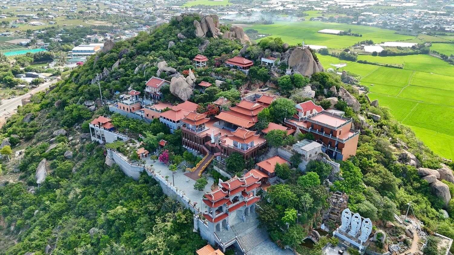 toàn cảnh Trùng Sơn Cổ Tự từ trên cao