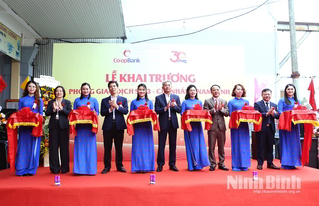 Delegater klippte bandet för att inviga transaktionskontor nr 3, Cooperative Bank of Vietnam, Nam Dinh-filialen.