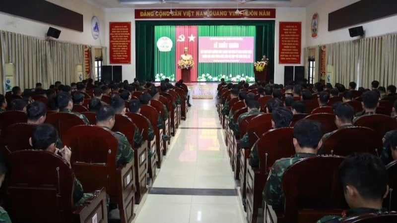 فرماندهی نظامی شهر دانانگ نیروهایی را برای حمایت از مردم استان داک لک برای غلبه بر پیامدهای سیل و بازسازی خانه‌ها اعزام کرد.