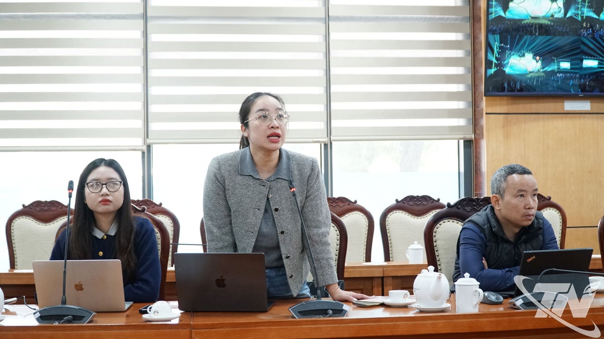 En representant for hovedenheten for romdesign ved Vo Nguyen Giap-plassen talte.