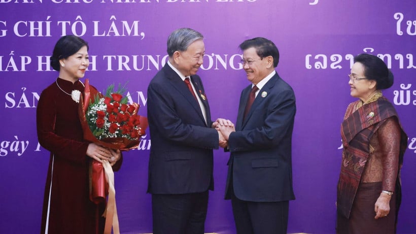 ທ່ານເລຂາທິການໃຫຍ່ To Lam ພ້ອມດ້ວຍພັນລະຍາ ພ້ອມກັບທ່ານເລຂາທິການໃຫຍ່ຄະນະບໍລິຫານງານສູນກາງພັກ, ປະທານປະເທດ ທອງລຸນ ສີສຸລິດ ພ້ອມດ້ວຍພັນລະຍາ. (ພາບ: ທອງລຸນ/VNA)