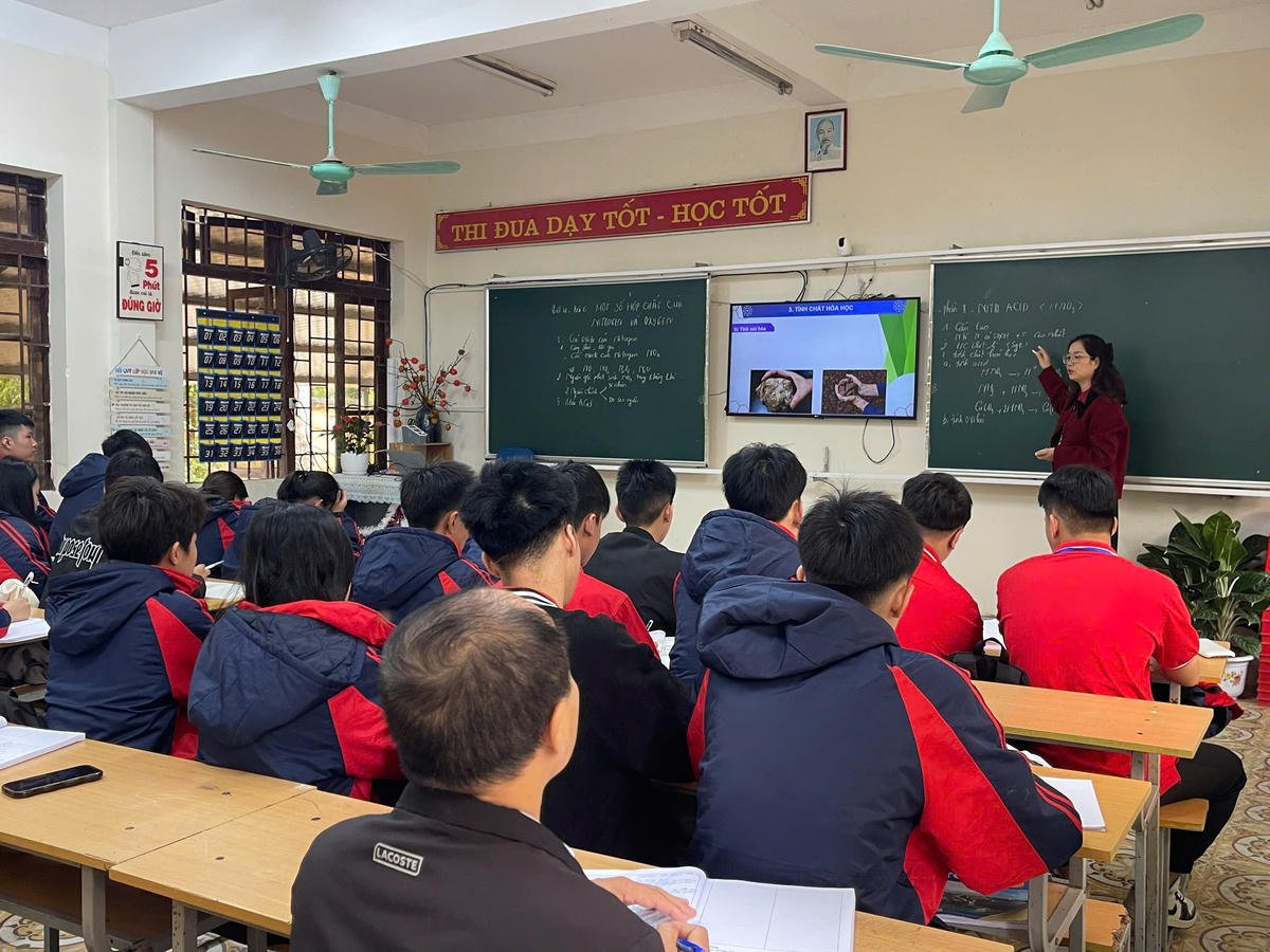 Egy óra a Lang Son Továbbképzési és Információtechnológiai Központban. Fotó: Észak-Karolina