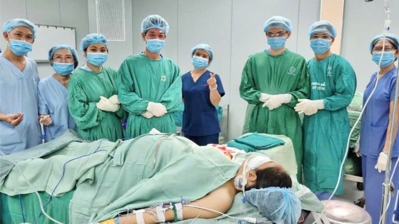 Zespół medyczny Szpitala Ogólnego w Binh Duong przeprowadził zabieg mikrochirurgiczny z zastosowaniem wysokiej technologii.