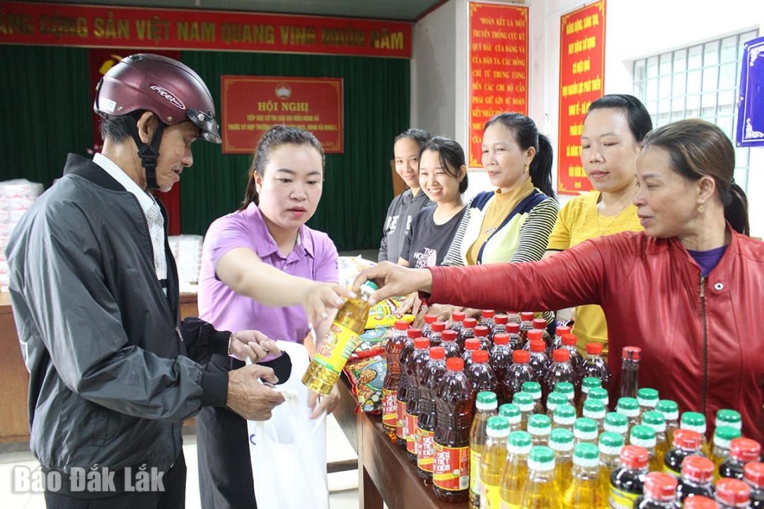 Makanan, keperluan... dihantar ke isi rumah.