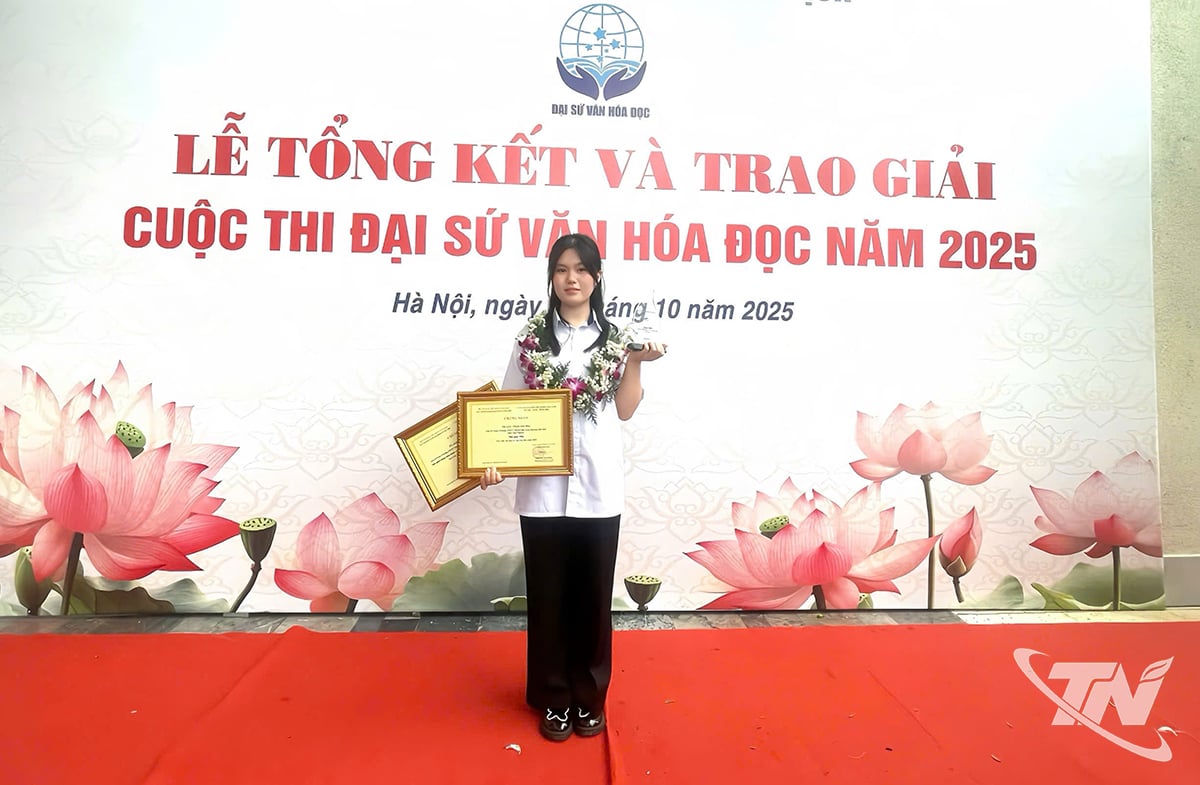 ২০২৫ সালের জাতীয় পঠন সংস্কৃতি রাষ্ট্রদূত পুরস্কার অনুষ্ঠানে মাই হোয়া।