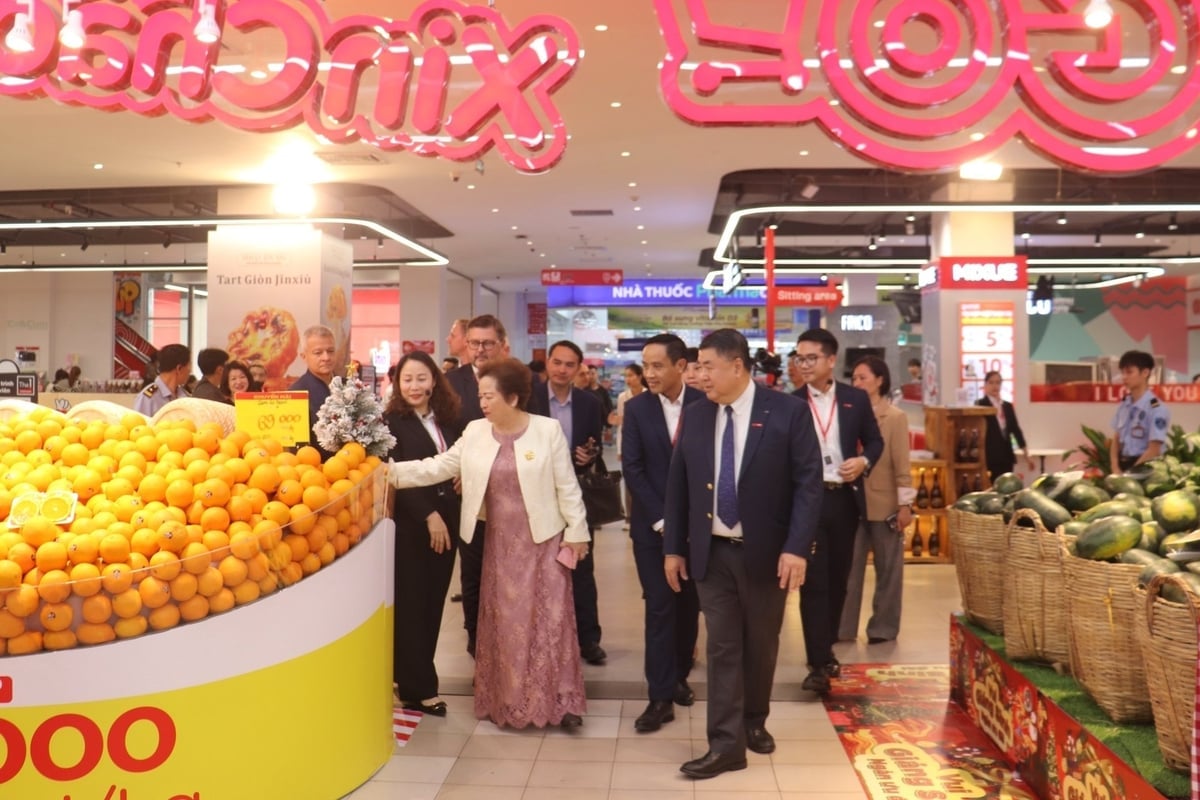 Các đại biểu tham quan gian hàng trong GO! Thăng Long. Ảnh: CRV.