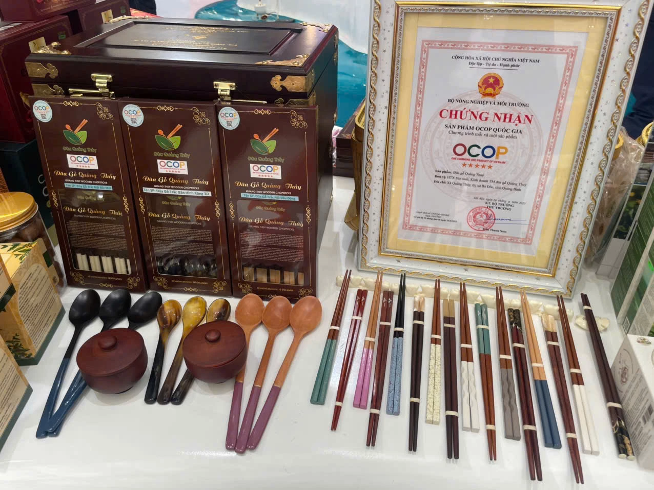 কোয়াং থুই কাঠের চপস্টিক উৎপাদন ও বাণিজ্য সমবায়ের অসামান্য পণ্য - ছবি: এম.এন.