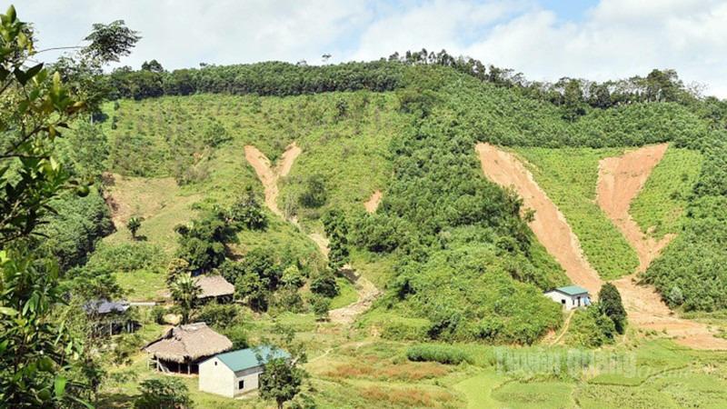 Deslizamentos de terra na vila de Ngoa, comuna de Yen Phu, causaram insegurança na população após a tempestade número 10.