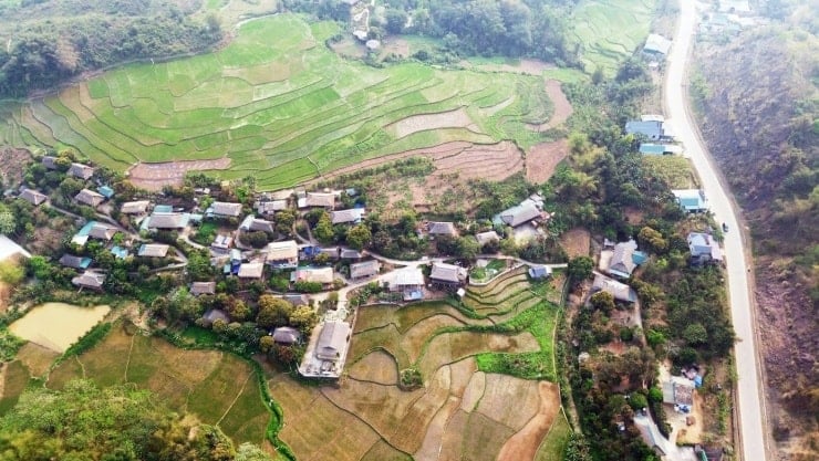 Admire the pristine stilt houses of the Muong people in the tourist village - 1