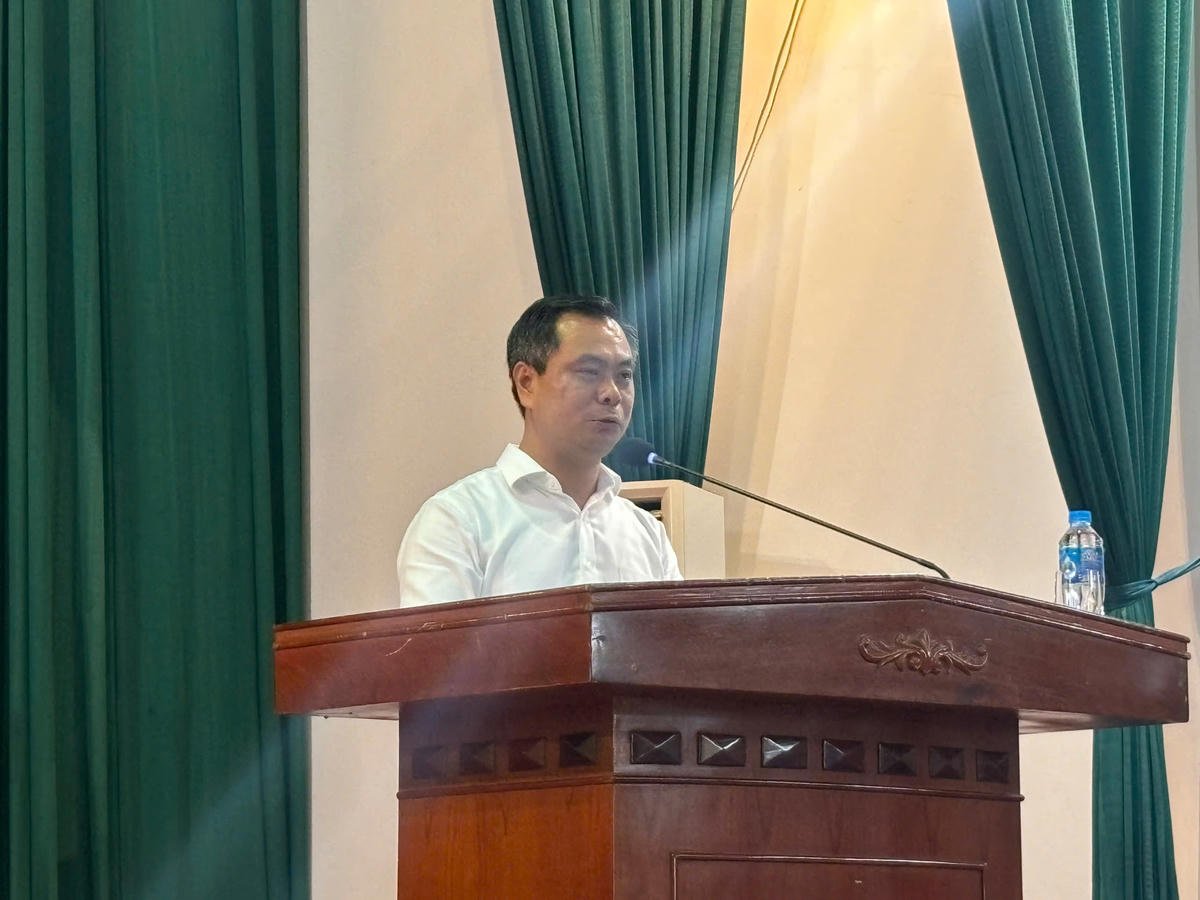 מר פאם ואן לונג - מנהל מכללת התיירות של האנוי בדיאלוג עם הסטודנטים. צילום: הונג האן