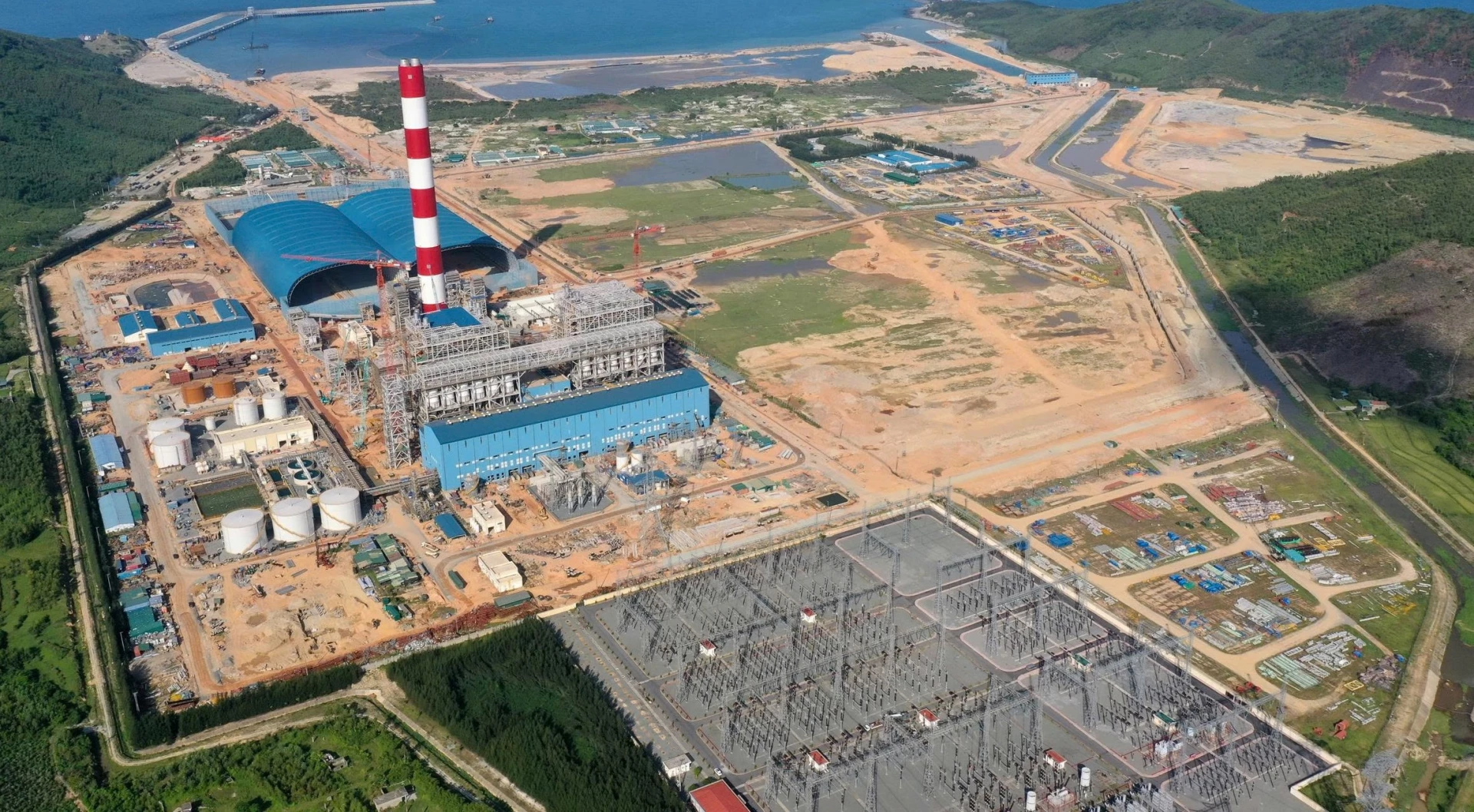 Quang Trach Power Center, one of the key, large-scale energy projects in the country - Photo: P.V