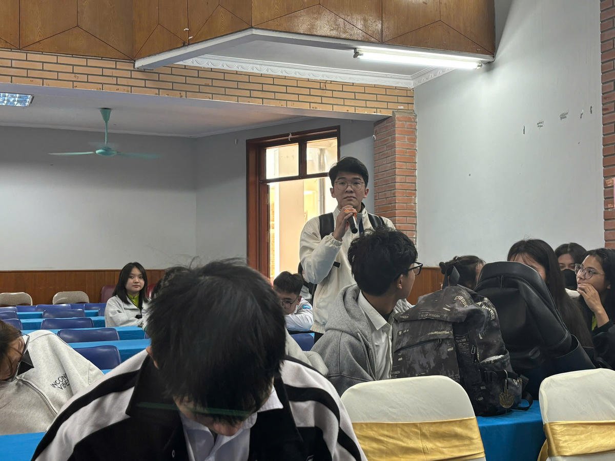 התלמידים שאלו שאלות למנהל במהלך מפגש הדיאלוג. צילום: הונג האן