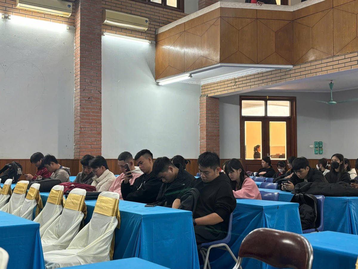 סטודנטים ממכללת התיירות של האנוי השתתפו במושב הדיאלוג בצהריים ב-1 בדצמבר. צילום: הונג האן