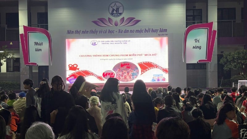 Mehr als 400 Menschen besuchten die Nguyen-Trai-Sekundarschule, um den Film „Red Rain“ anzusehen. (Foto: HA NHUNG)