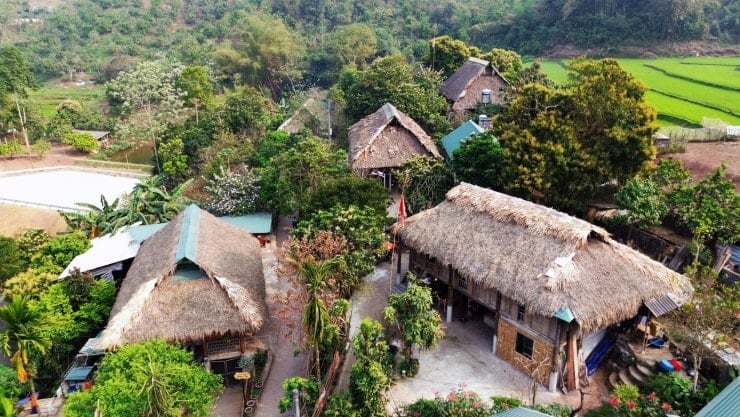 Sudut Xom Mo yang damai dengan rumah panggung yang berdekatan.