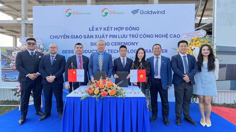 Cena da cerimônia de assinatura.