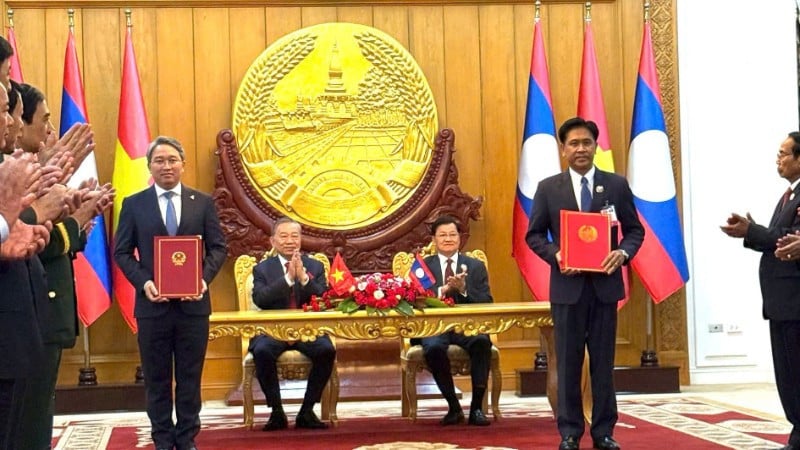 2026-2030 की अवधि के लिए वियतनाम-लाओस कानूनी और न्यायिक सहयोग समझौते को सौंपने के समारोह का दृश्य।