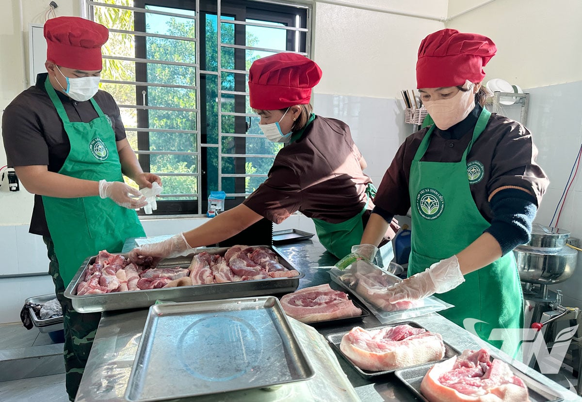 Carnea de porc cu ceai verde de la Cooperativa Toan Lieu, comuna Tan Cuong, este bine primită pe piață, fiind apreciată pentru calitatea sa.