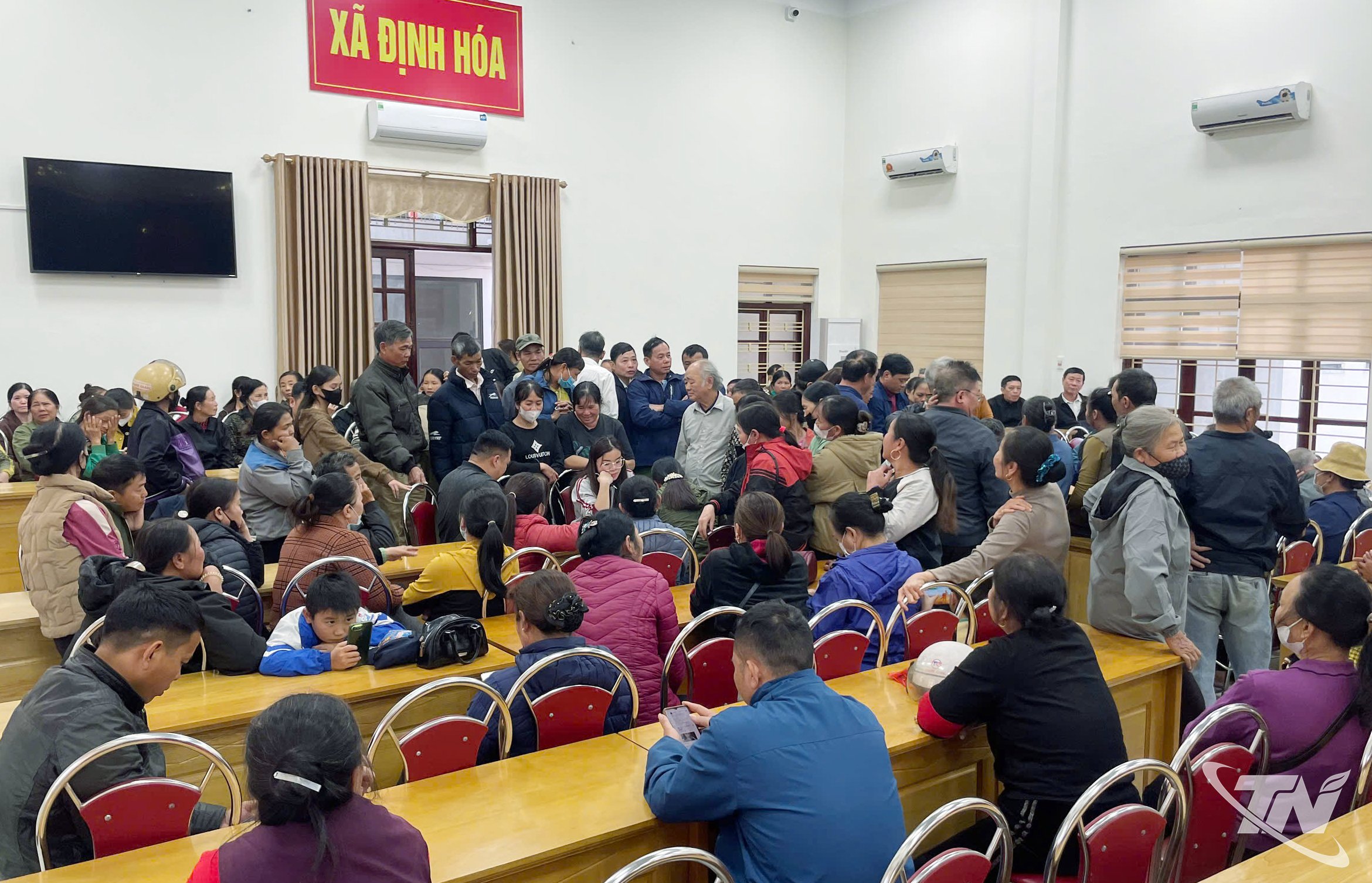 Adegan pembayaran dana sokongan di Jawatankuasa Rakyat komune Dinh Hoa pada petang 30 November.