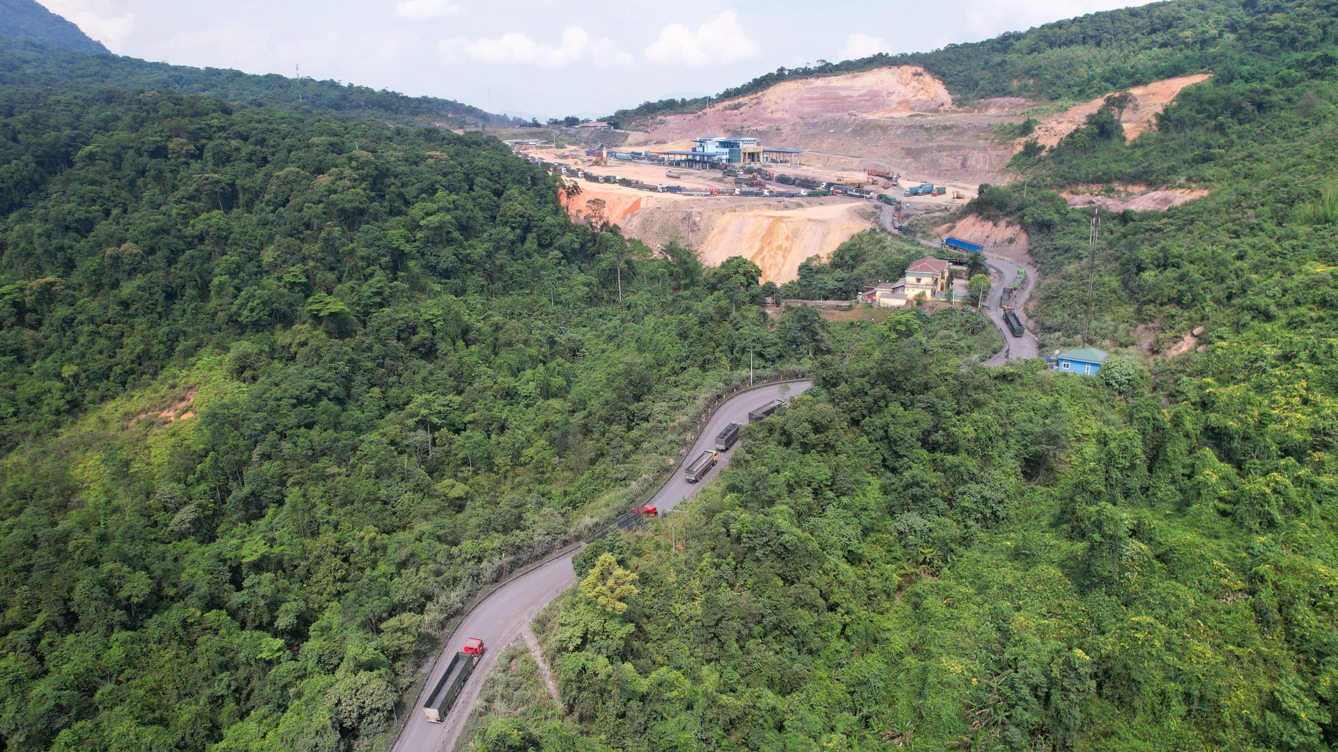 La Lay Uluslararası Sınır Kapısı'na giden 15D Ulusal Karayolu'nda şu anda çok sayıda ağır araç bulunuyor ve iyileştirilmesi ve onarılması gerekiyor - Fotoğraf: Le Truong