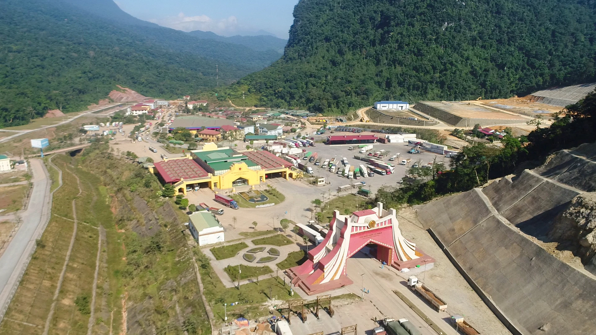Quang Tri, Hon La limanı ile Cha Lo uluslararası sınır kapısını birbirine bağlayan Ulusal Karayolu 12A koridorunu oluşturmak için çaba sarf ediyor - Fotoğraf: Le Truong