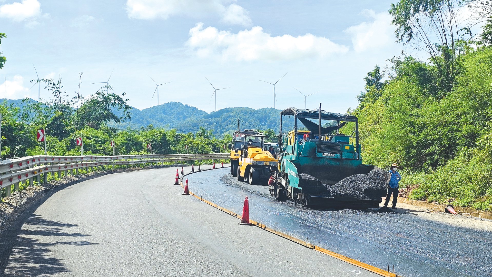 Ulusal Karayolu 9'un Lao Bao Uluslararası Sınır Kapısı'na kadar olan Km52+200 virajında ​​yol yüzeyi onarımı - Fotoğraf: L.T