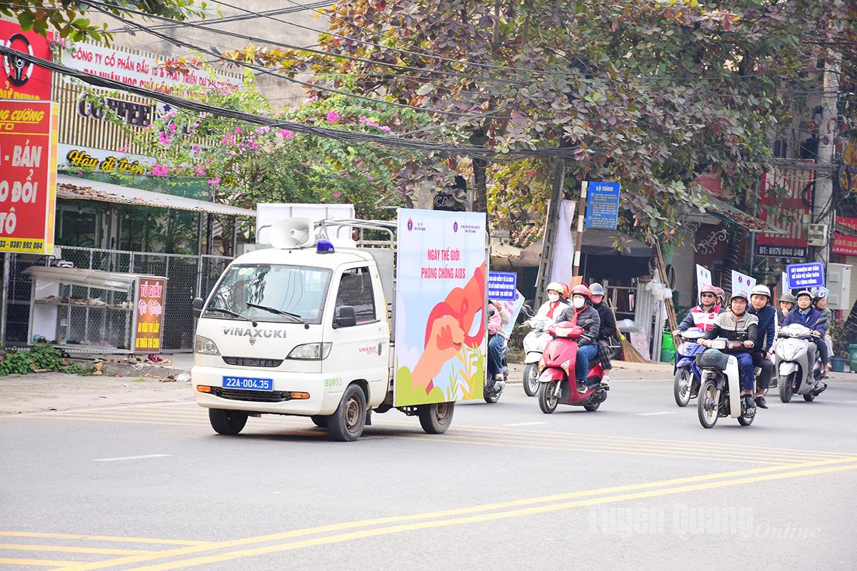 De parade trok door de hoofdstraten van de wijk Minh Xuan.