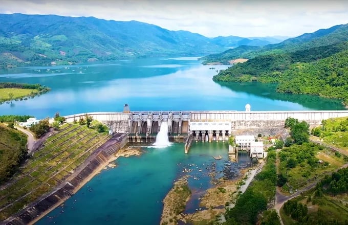 Hồ chứa nước Định Bình (huyện Vĩnh Thạnh, Bình Định) là công trình thủy lợi được thi công bằng công nghệ bê tông đầm lăn. Ảnh: Minh Phúc.