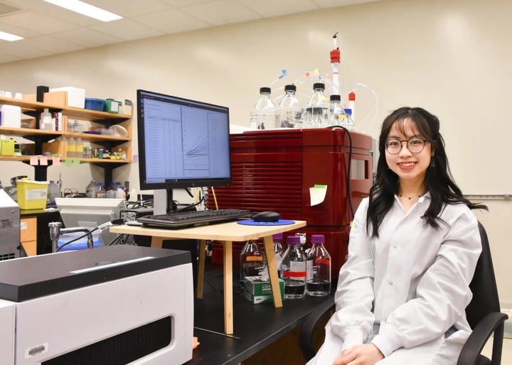 Thuy Trang works at the research lab of Upenn University, February 2025.