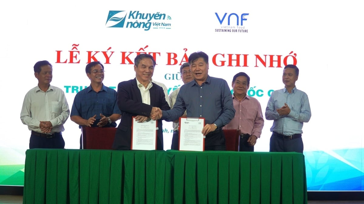 Lễ ký kết hợp tác giữa Trung tâm Khuyến nông Quốc gia và các doanh nghiệp trong khuôn khổ Tọa đàm 'Hợp tác công - tư: Khuyến nông và Doanh nghiệp'. Ảnh: Trần Phi.