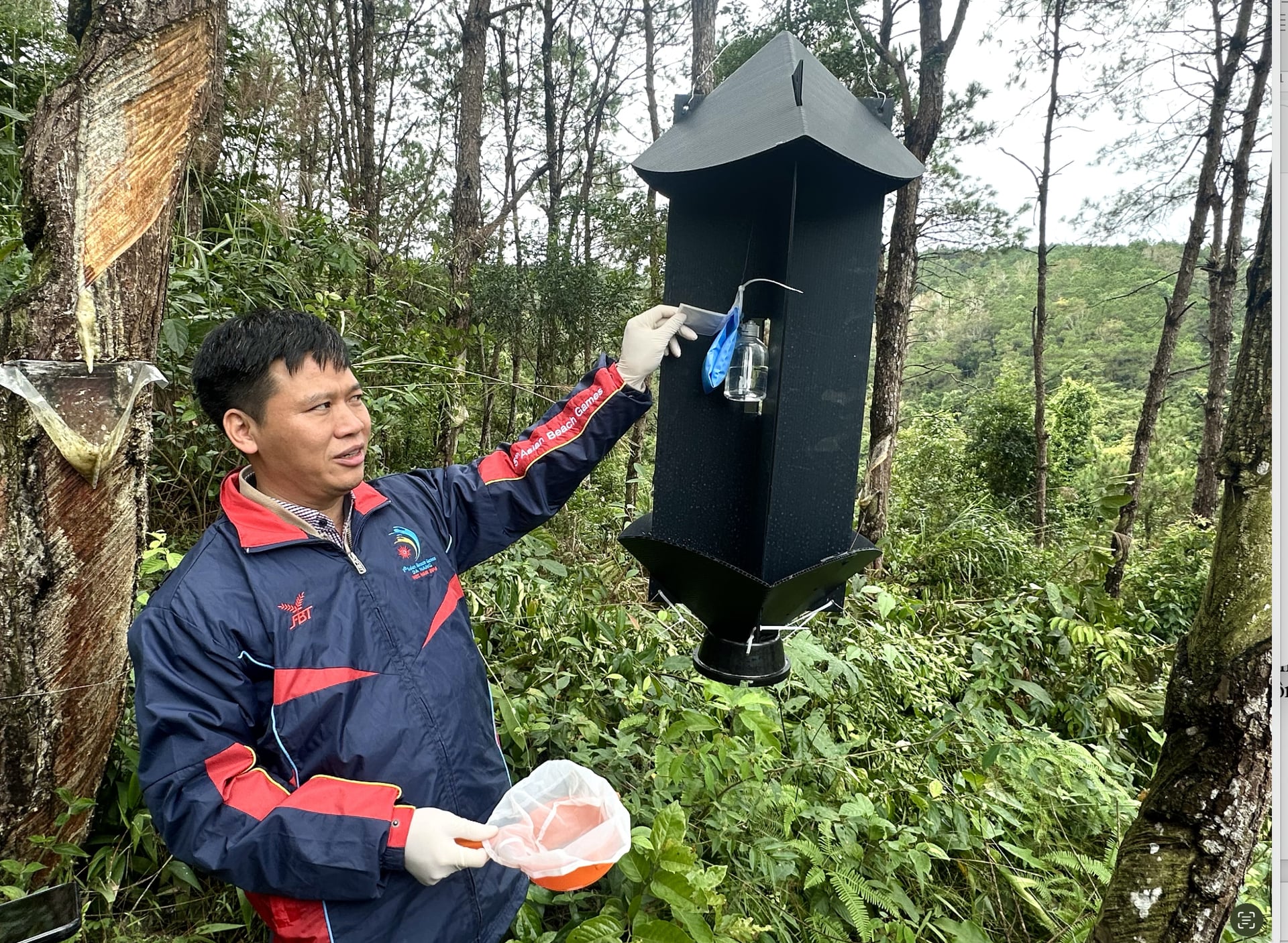 Cán bộ Dự án giới thiệu về hệ thống và cơ chế hoạt động của bẫy. Ảnh: Phương Linh.