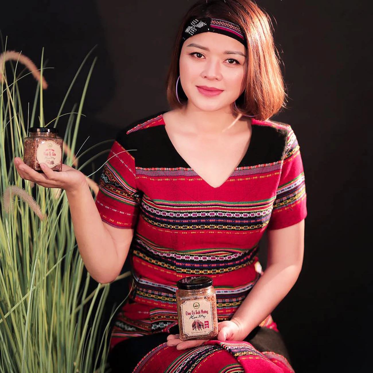 Fru Ho Thi Hoa My har framgångsrikt byggt upp en kanal för att marknadsföra Dakrongs bergs- och skogsspecialiteter - Foto: NVCC