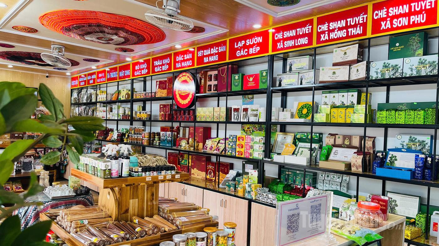 Τα προϊόντα εκτίθενται τακτοποιημένα στα ράφια.