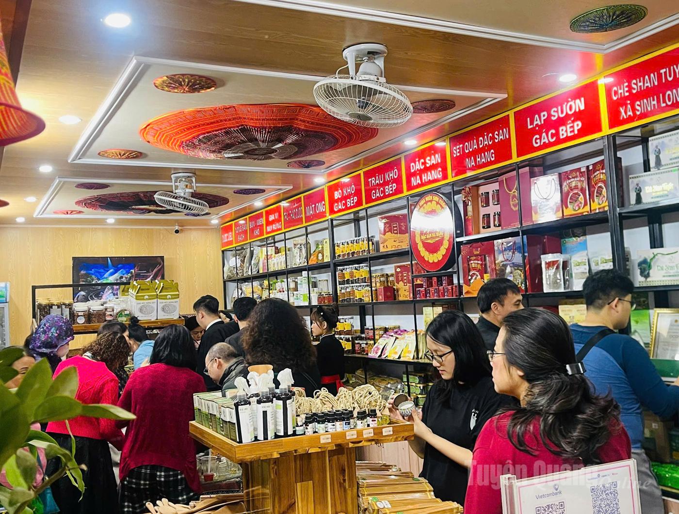 Πολλοί τουρίστες έρχονται να το επισκεφτούν και να αγοράσουν προϊόντα στο σημείο εισαγωγής.