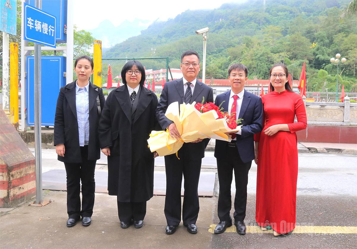O camarada Nguyen Van Hien, vice-chefe do Comitê Organizador do Comitê Provincial do Partido, recebeu a delegação de autoridades do Comitê Organizador do Comitê do Partido de Van Son Chau (China) no Posto de Fronteira Internacional de Thanh Thuy.