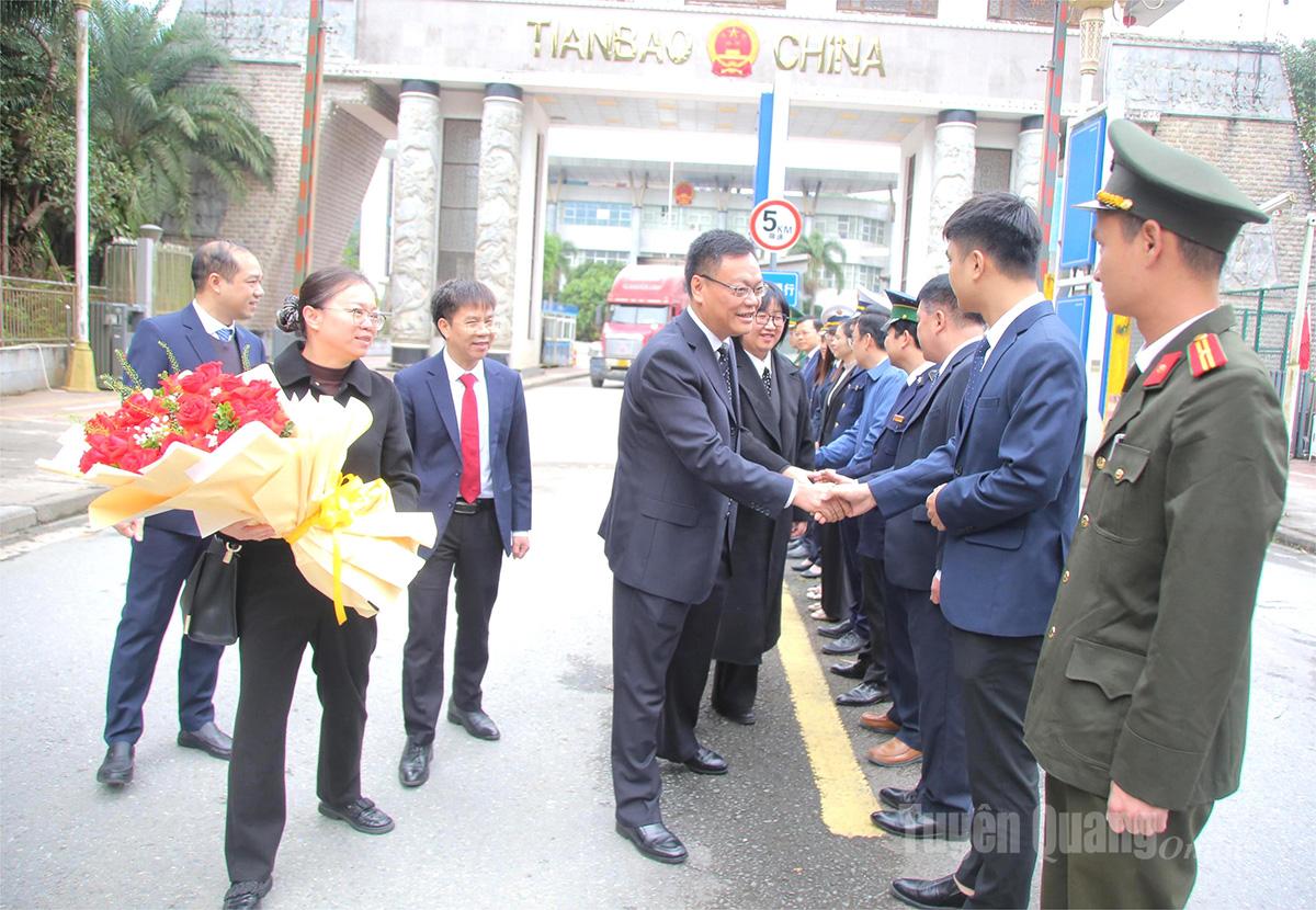 A delegação do Comitê Organizador do Comitê do Partido de Van Son Chau (China) foi recebida por líderes de departamentos, filiais e agências funcionais no Posto de Fronteira Internacional de Thanh Thuy.