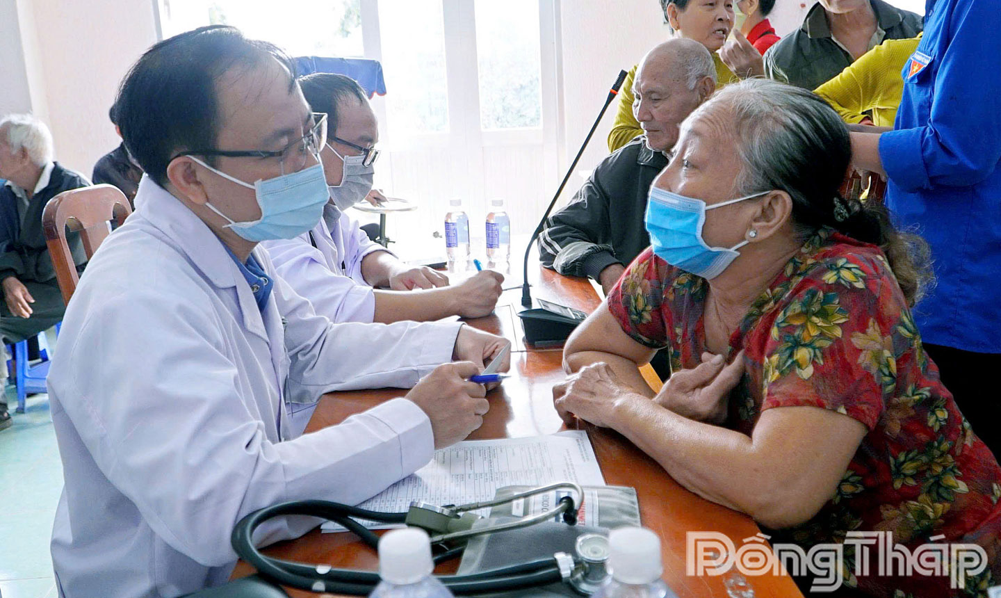 Tim medis dan dokter memeriksa penerima manfaat polis, rumah tangga miskin, rumah tangga hampir miskin, dan masyarakat dalam keadaan sulit di komunitas Lap Vo.