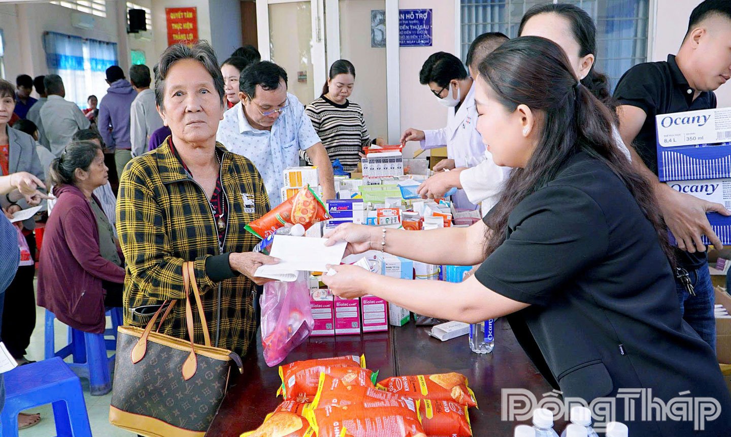 Setelah pemeriksaan kesehatan, penerima polis, rumah tangga miskin, rumah tangga hampir miskin, dan masyarakat dalam keadaan sulit didukung dengan pengobatan gratis.