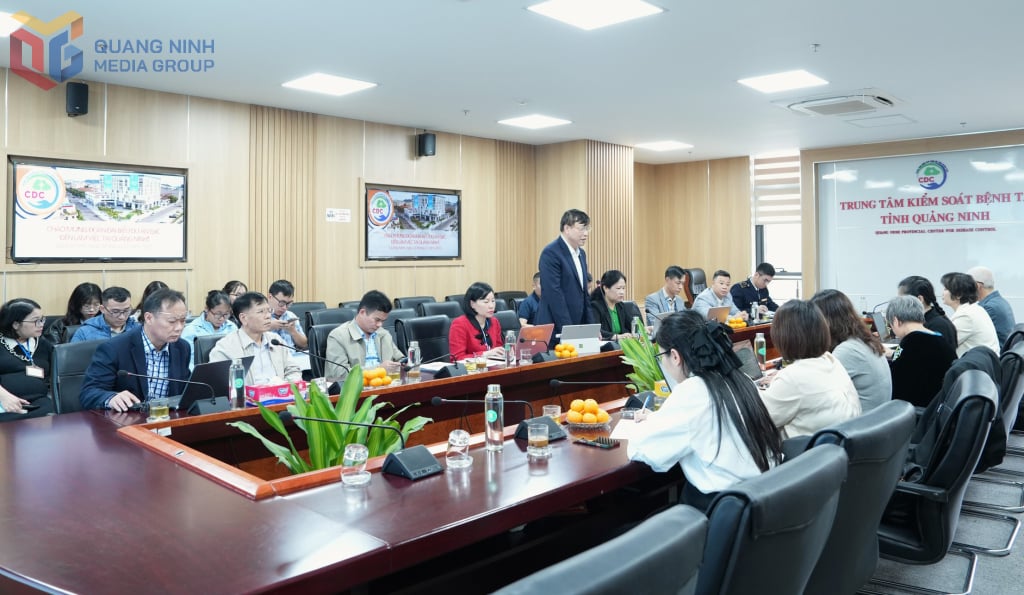 Helsesektoren i Quang Ninh samarbeider med delegasjonen fra EpiC/FHI 360-prosjektet for å støtte HIV-behandling og global helsesikkerhet. Foto: CDC Quang Ninh