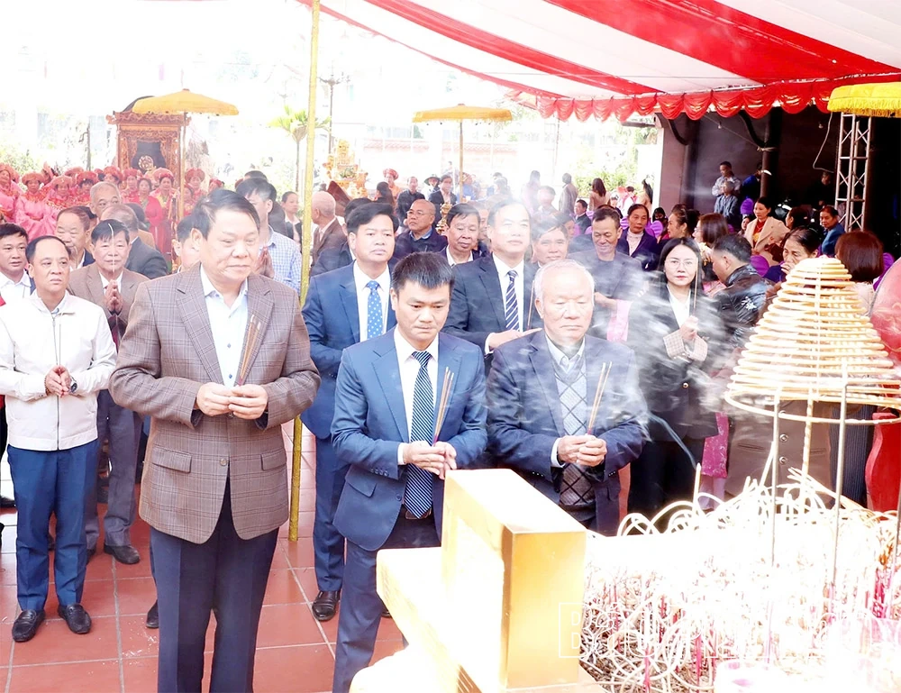 ແມ່​ພະ​ແມ່ - ແມ່​ທໍາ​ອິດ​ຂອງ​ປະ​ຊາ​ຊົນ​ຫວຽດ​ນາມ​.