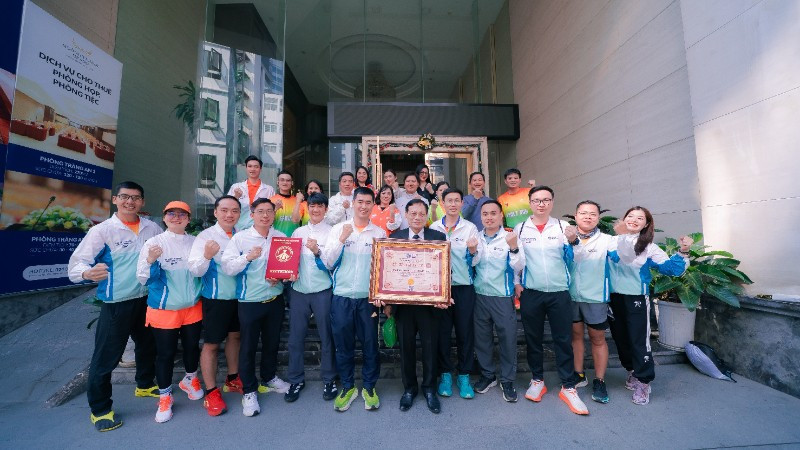 Die Mitarbeiter und Dozenten des FPT Polytechnic College wurden von der Vietnam Record Organization als „Hochschule mit den meisten Mitarbeitern, Dozenten und Studenten, die am 42-km-Marathon in Vietnam teilgenommen haben“ ausgezeichnet.