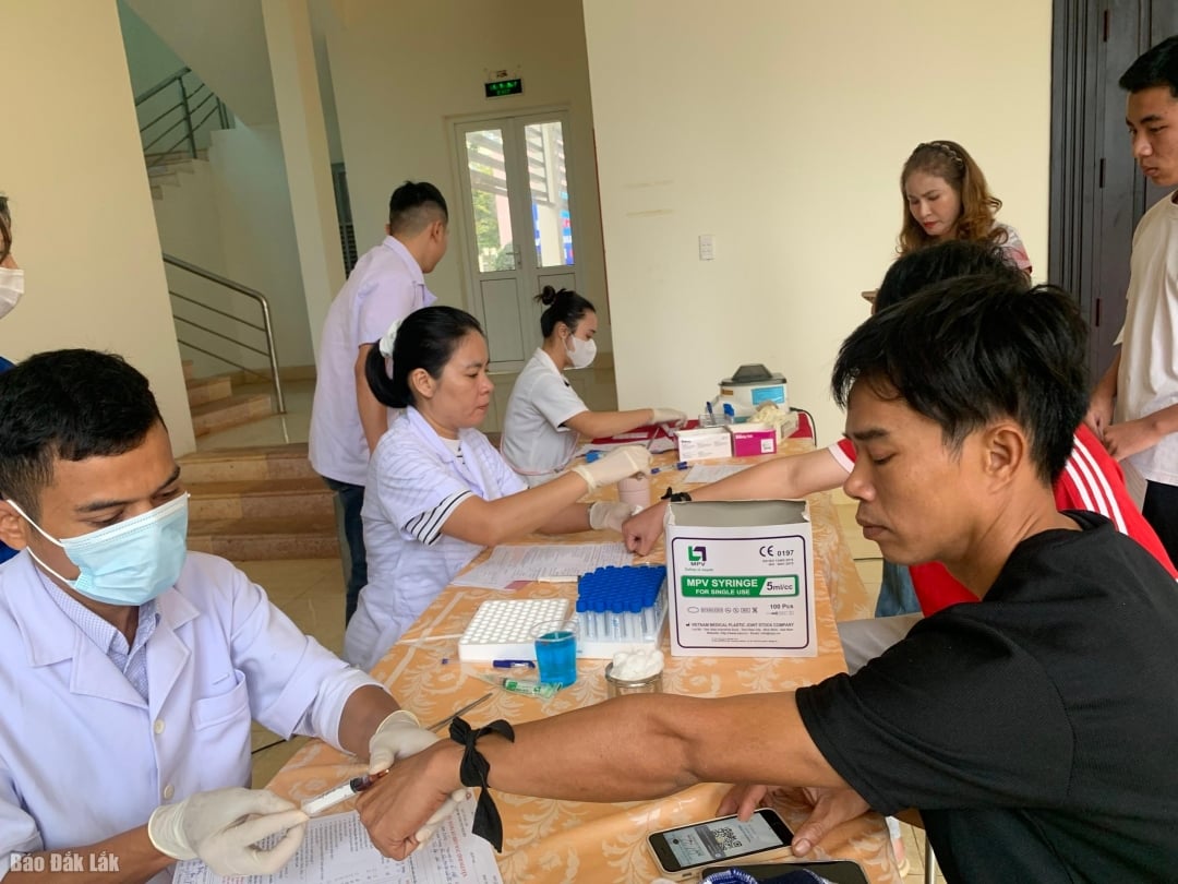 Люди участвуют в добровольном донорстве крови