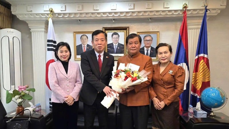 L'ambassadeur Vu Ho a félicité l'ambassadeur du Laos, Songkane Luangmuninthone, à l'occasion du 50e anniversaire de la fête nationale de la République démocratique populaire lao.
