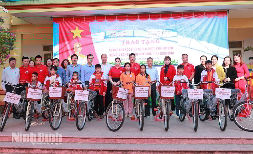 Đại diện lãnh đạo UBND phường cùng nhà tài trợ trao tặng xe đạp cho các em học sinh có hoàn cảnh khó khăn học giỏi trên địa bàn phường.