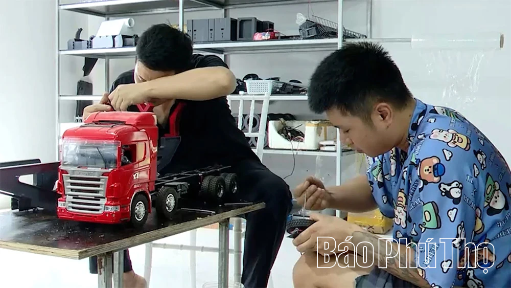 Artesão local leva produtos mecânicos vietnamitas ao nível internacional.